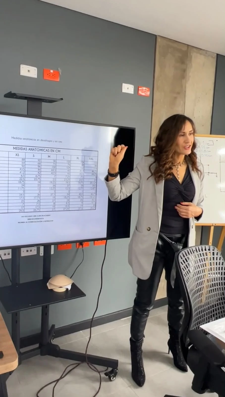 Gina Alarcón presentando ante un grupo