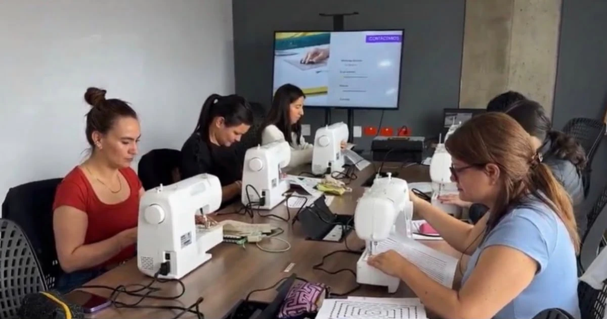 Taller de confección con máquinas de coser