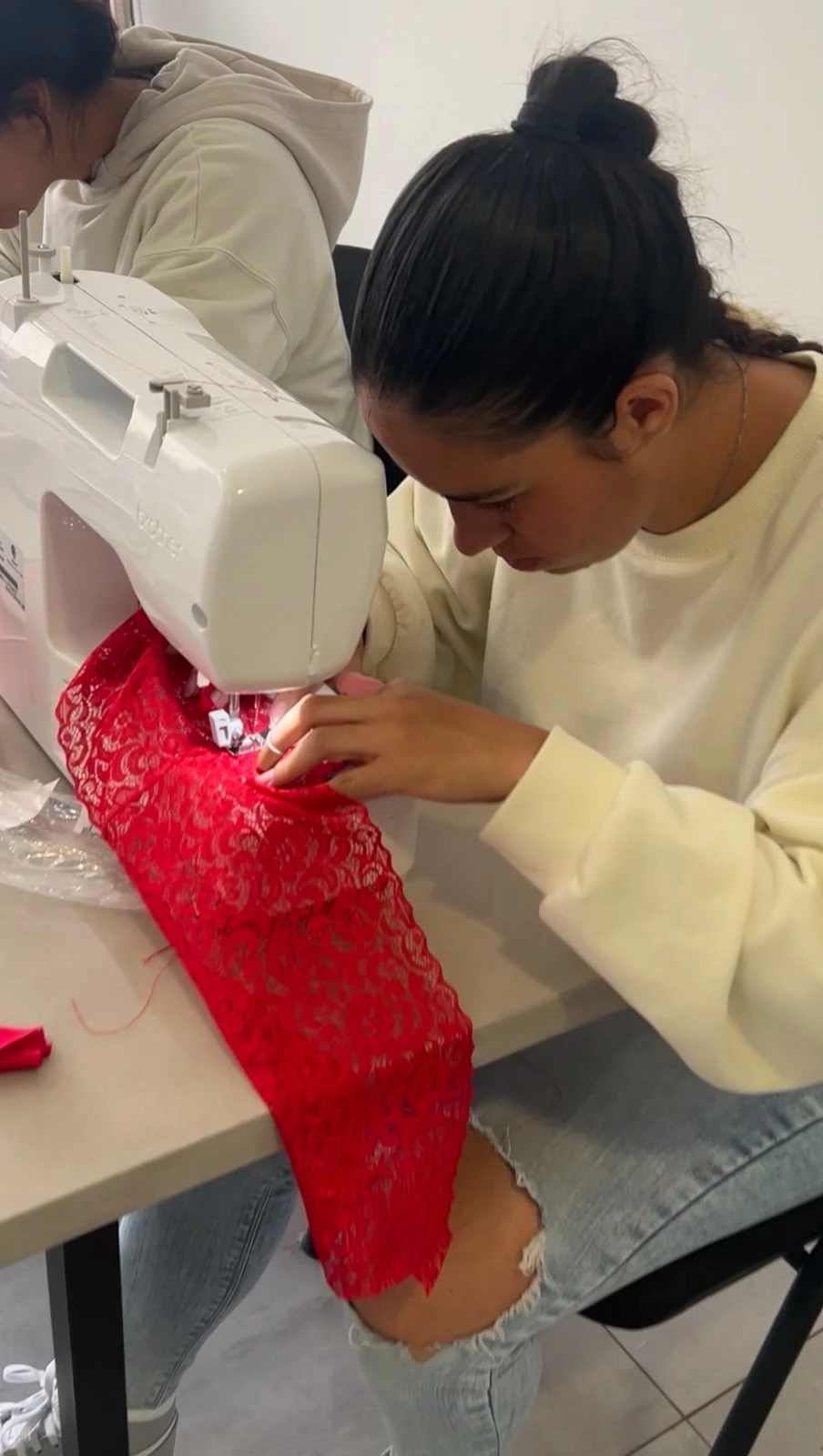 Emprendedora cosiendo una prenda