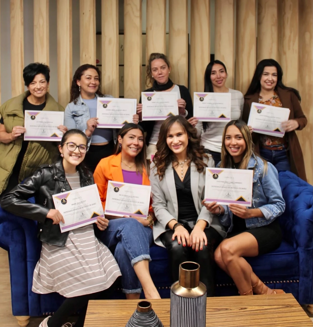 Grupo de emprendedoras con sus certificados