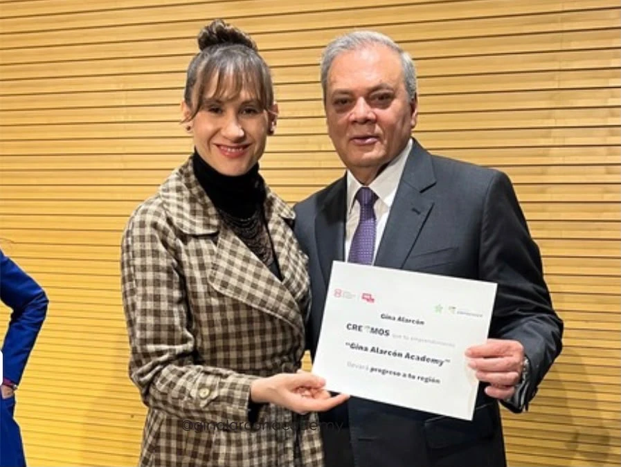 Gina Alarcón recibiendo un reconocimiento