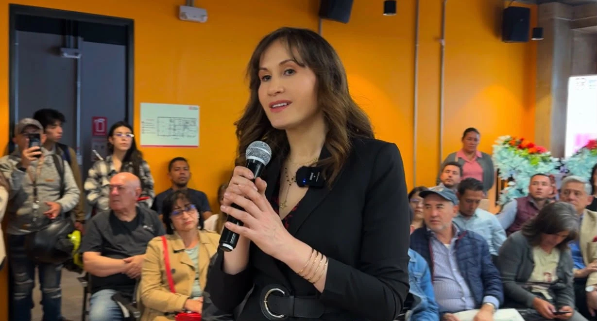 Gina Alarcón hablando ante un grupo de emprendedores