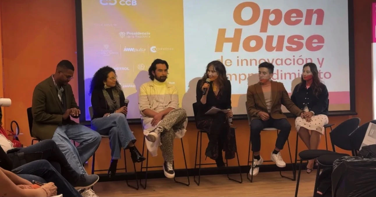 Gina Alarcón moderando un panel de emprendimiento